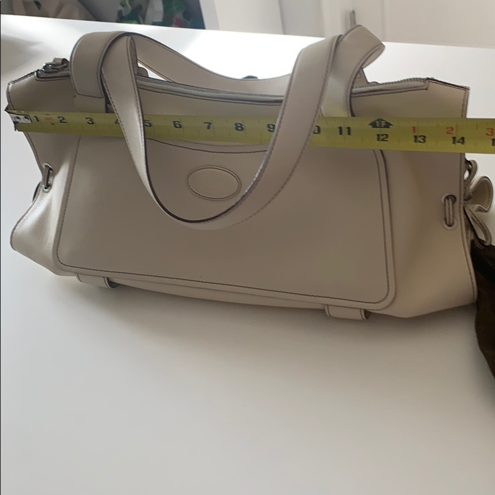 Tod’s Vintage Beige Leather Handbag - Picture 13 of 16